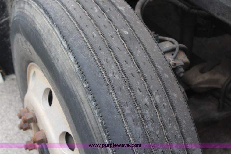 image for item H6226 2002 Freightliner Columbia semi truck