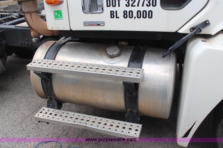 image for item H6226 2002 Freightliner Columbia semi truck