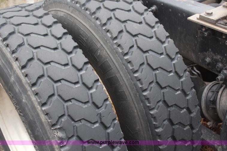 image for item H6226 2002 Freightliner Columbia semi truck