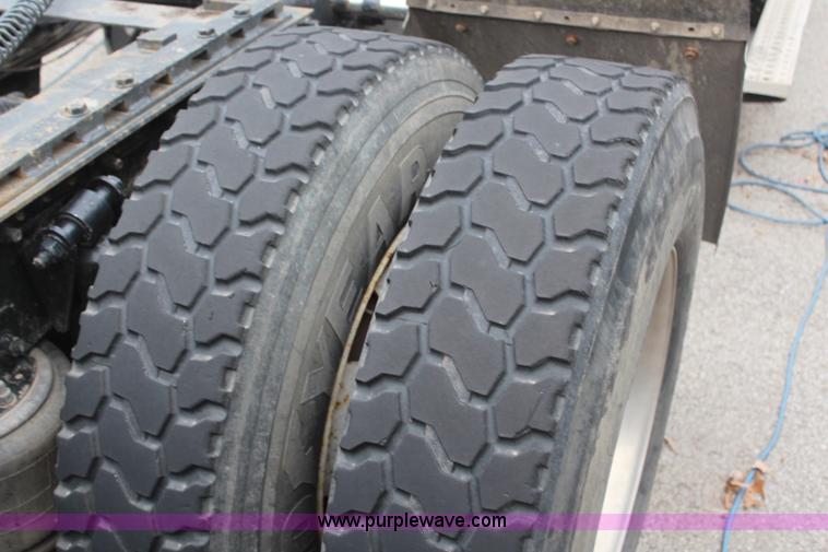 image for item H6226 2002 Freightliner Columbia semi truck