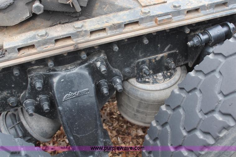 image for item H6226 2002 Freightliner Columbia semi truck