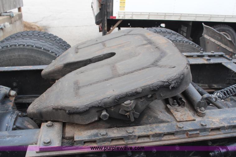 image for item H6226 2002 Freightliner Columbia semi truck