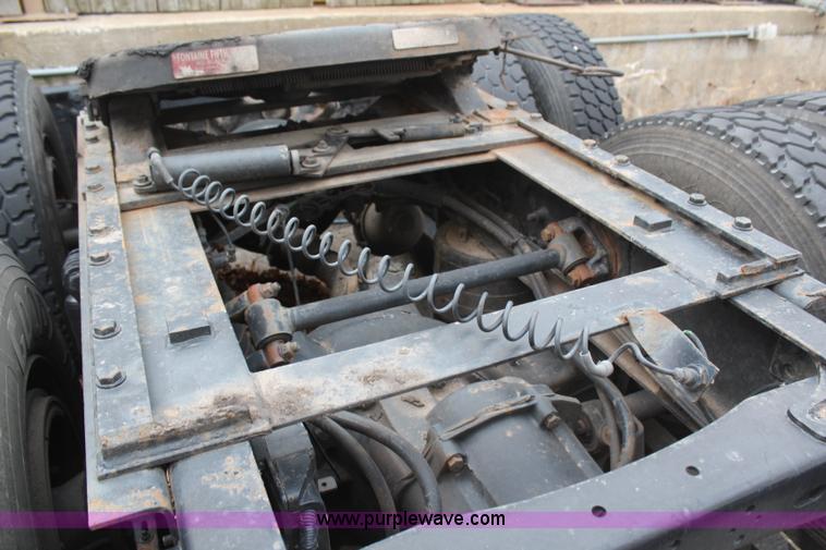 image for item H6226 2002 Freightliner Columbia semi truck