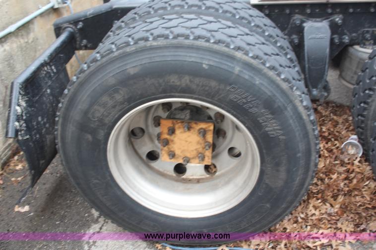 image for item H6226 2002 Freightliner Columbia semi truck