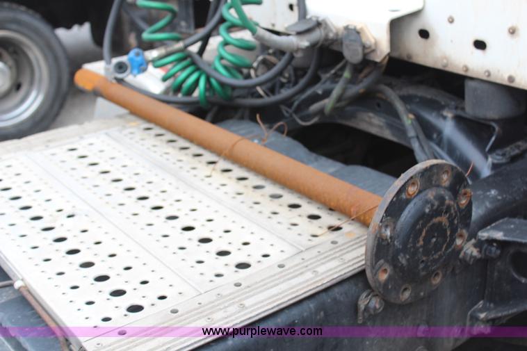 image for item H6226 2002 Freightliner Columbia semi truck