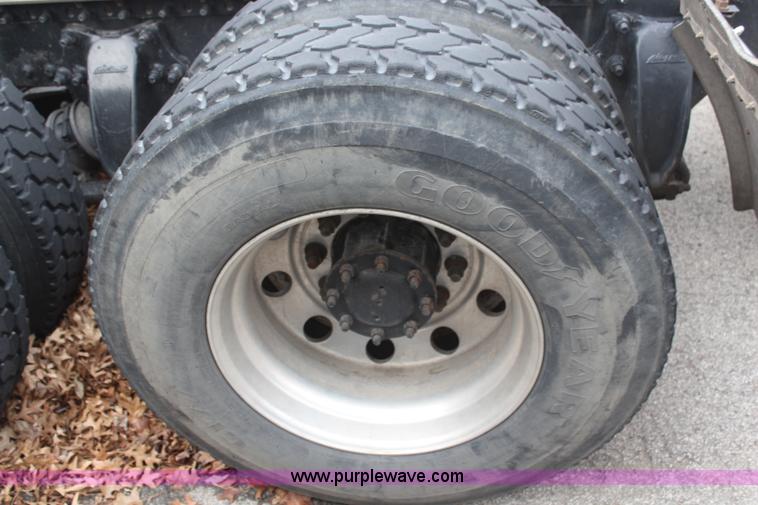 image for item H6226 2002 Freightliner Columbia semi truck