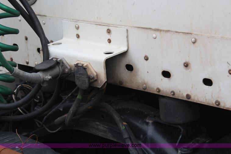 image for item H6226 2002 Freightliner Columbia semi truck