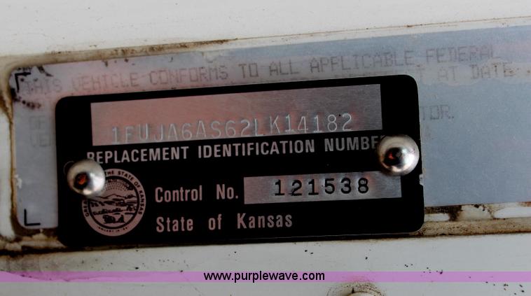 image for item H6226 2002 Freightliner Columbia semi truck