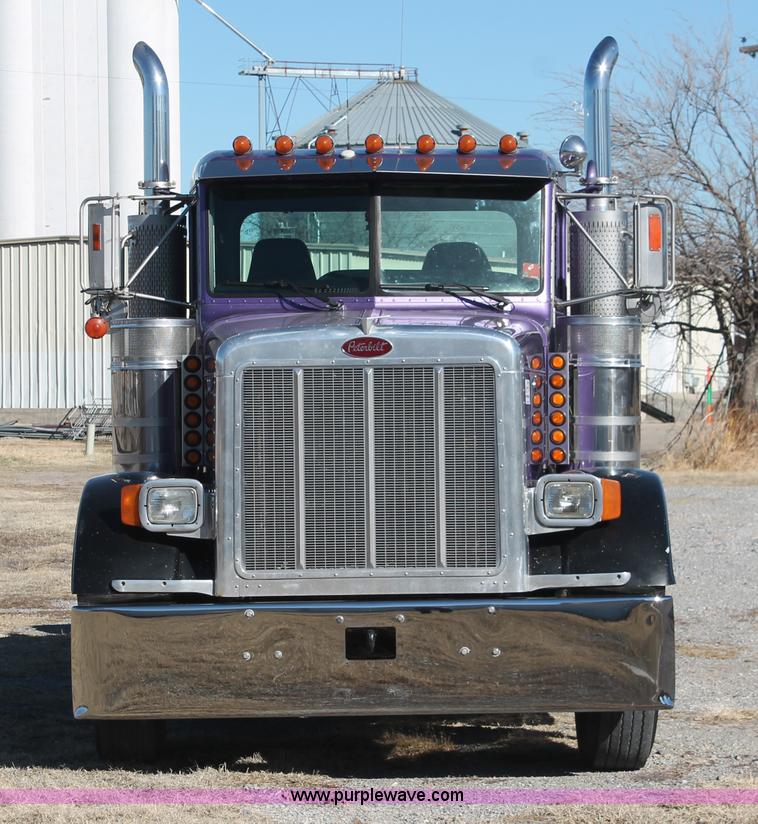 image for item H8277 2005 Peterbilt 379 semi truck