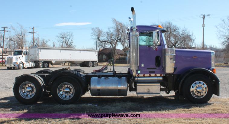 image for item H8277 2005 Peterbilt 379 semi truck
