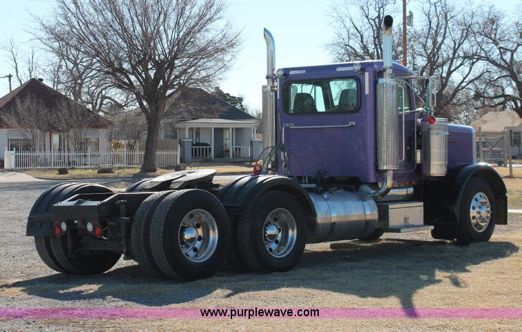 image for item H8277 2005 Peterbilt 379 semi truck