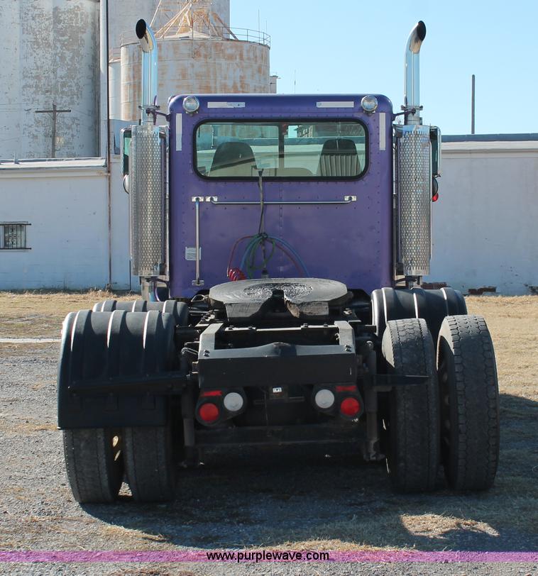 image for item H8277 2005 Peterbilt 379 semi truck