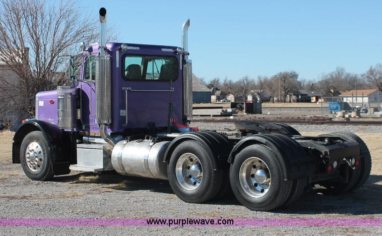 image for item H8277 2005 Peterbilt 379 semi truck