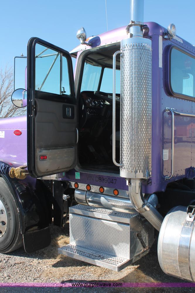 image for item H8277 2005 Peterbilt 379 semi truck