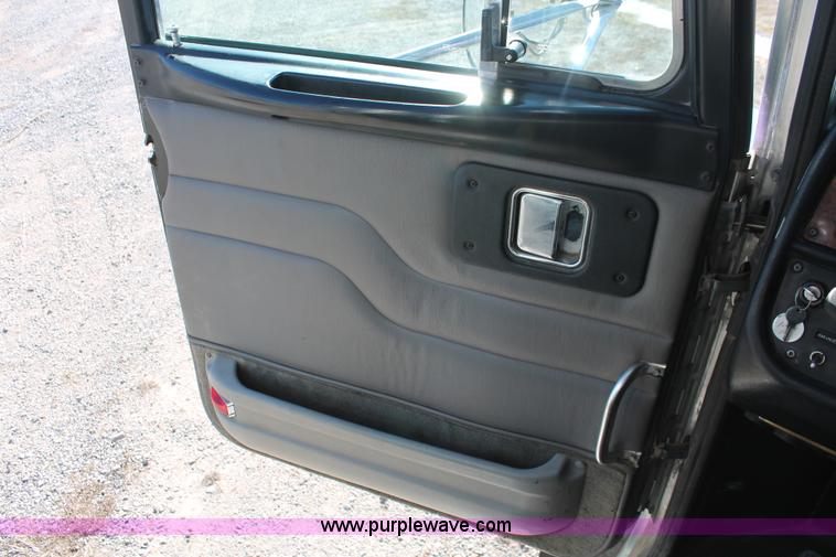 image for item H8277 2005 Peterbilt 379 semi truck