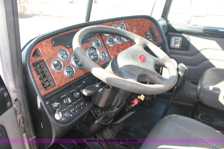 image for item H8277 2005 Peterbilt 379 semi truck