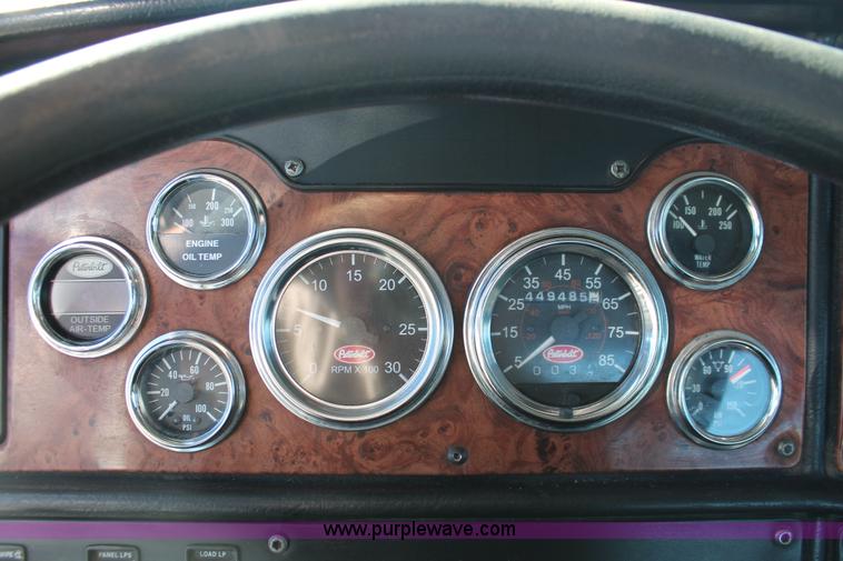 image for item H8277 2005 Peterbilt 379 semi truck