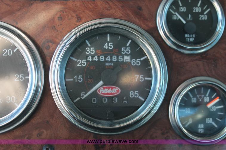 image for item H8277 2005 Peterbilt 379 semi truck