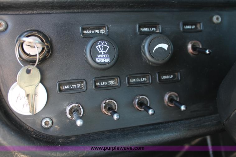 image for item H8277 2005 Peterbilt 379 semi truck