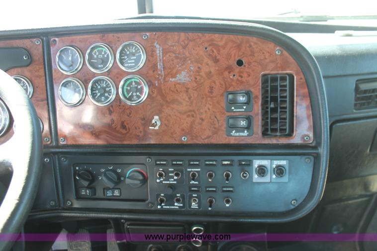 image for item H8277 2005 Peterbilt 379 semi truck