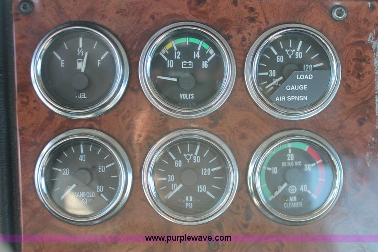 image for item H8277 2005 Peterbilt 379 semi truck