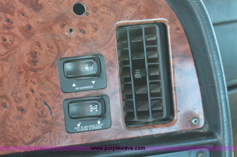 image for item H8277 2005 Peterbilt 379 semi truck