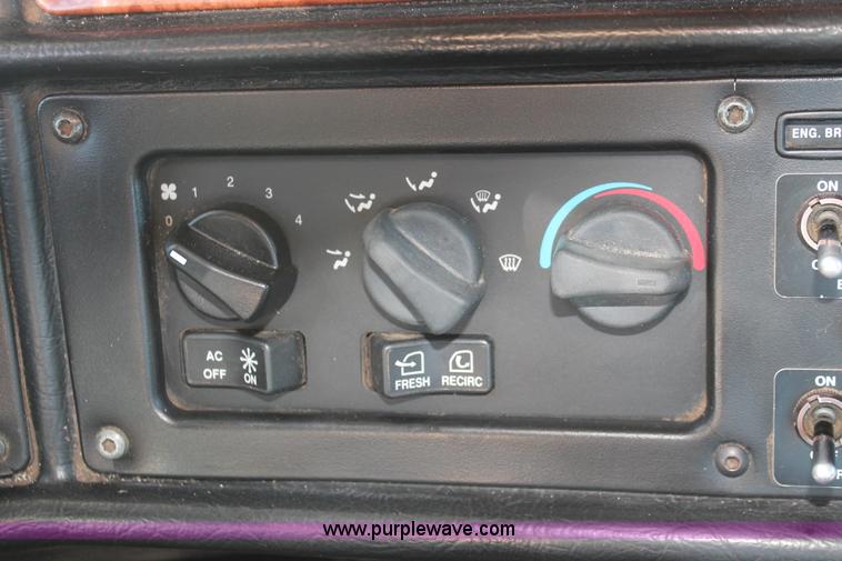 image for item H8277 2005 Peterbilt 379 semi truck