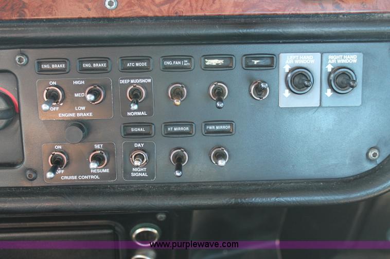 image for item H8277 2005 Peterbilt 379 semi truck