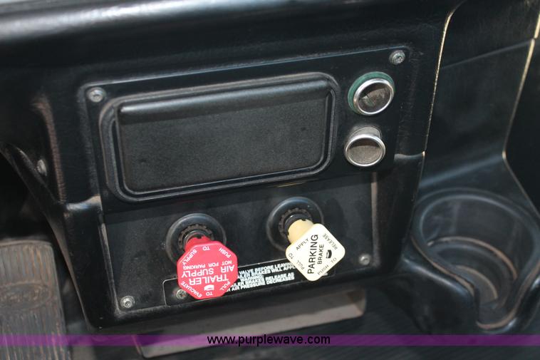 image for item H8277 2005 Peterbilt 379 semi truck