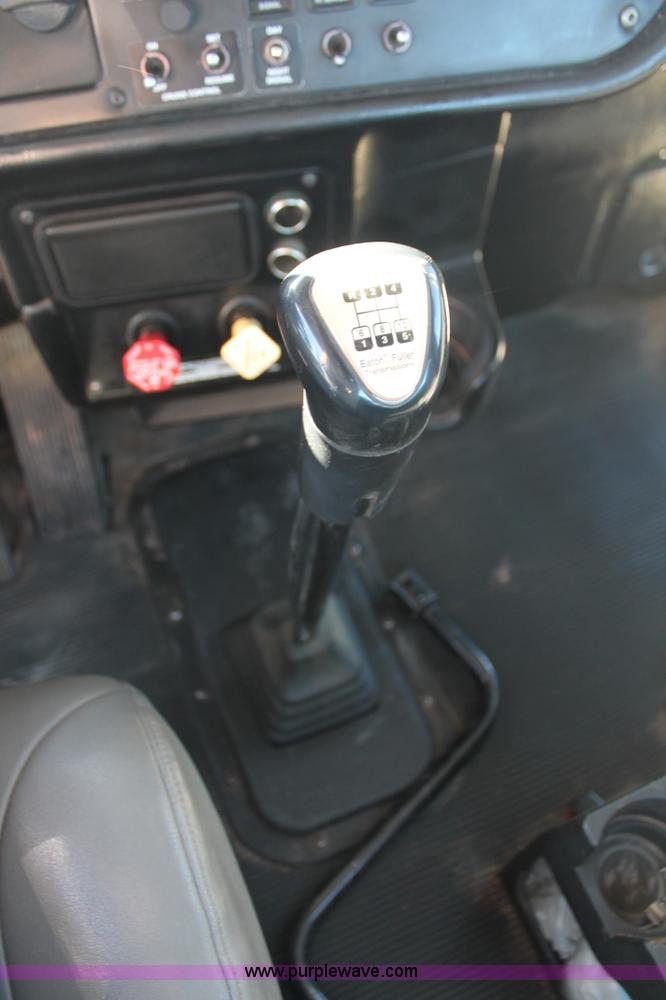 image for item H8277 2005 Peterbilt 379 semi truck