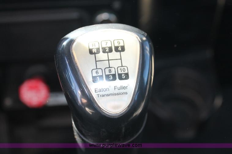 image for item H8277 2005 Peterbilt 379 semi truck