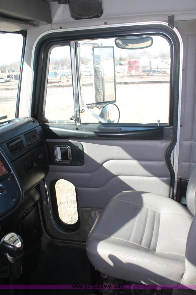 image for item H8277 2005 Peterbilt 379 semi truck