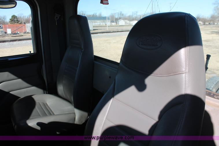 image for item H8277 2005 Peterbilt 379 semi truck