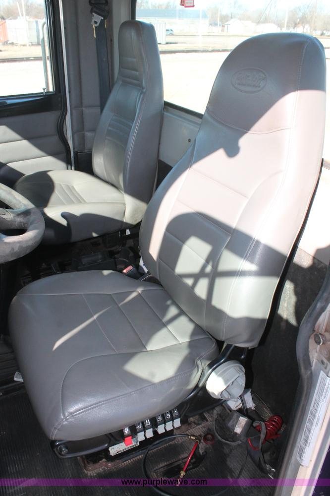 image for item H8277 2005 Peterbilt 379 semi truck