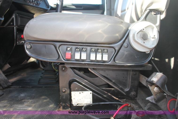 image for item H8277 2005 Peterbilt 379 semi truck