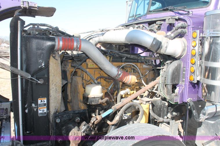 image for item H8277 2005 Peterbilt 379 semi truck