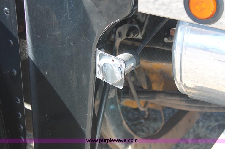 image for item H8277 2005 Peterbilt 379 semi truck