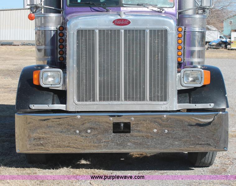 image for item H8277 2005 Peterbilt 379 semi truck