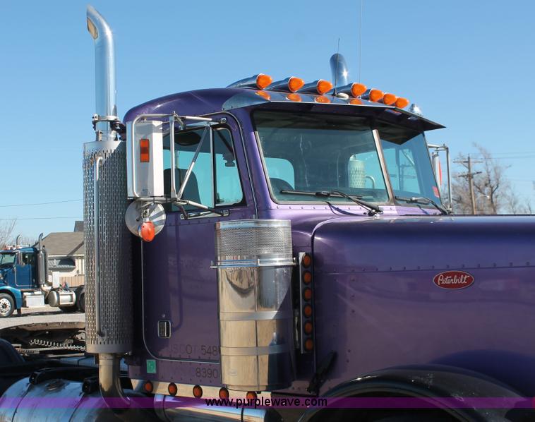 image for item H8277 2005 Peterbilt 379 semi truck