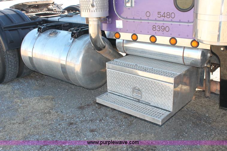 image for item H8277 2005 Peterbilt 379 semi truck