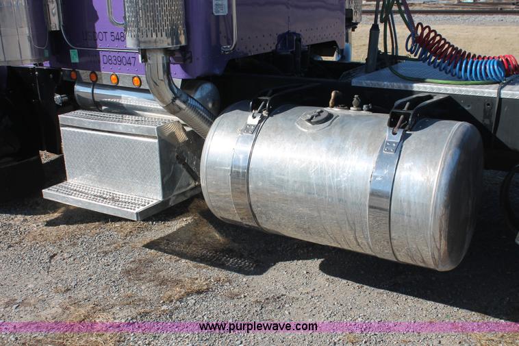 image for item H8277 2005 Peterbilt 379 semi truck