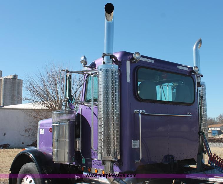image for item H8277 2005 Peterbilt 379 semi truck
