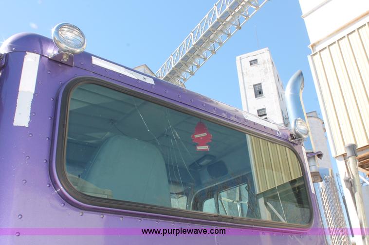 image for item H8277 2005 Peterbilt 379 semi truck