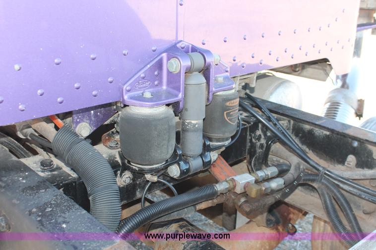 image for item H8277 2005 Peterbilt 379 semi truck