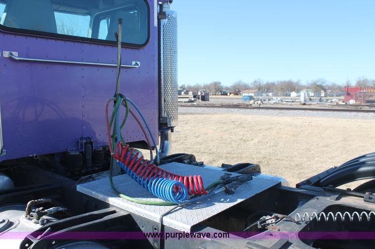 image for item H8277 2005 Peterbilt 379 semi truck