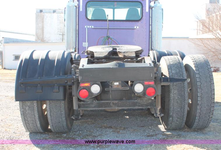 image for item H8277 2005 Peterbilt 379 semi truck