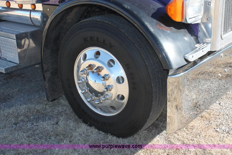 image for item H8277 2005 Peterbilt 379 semi truck