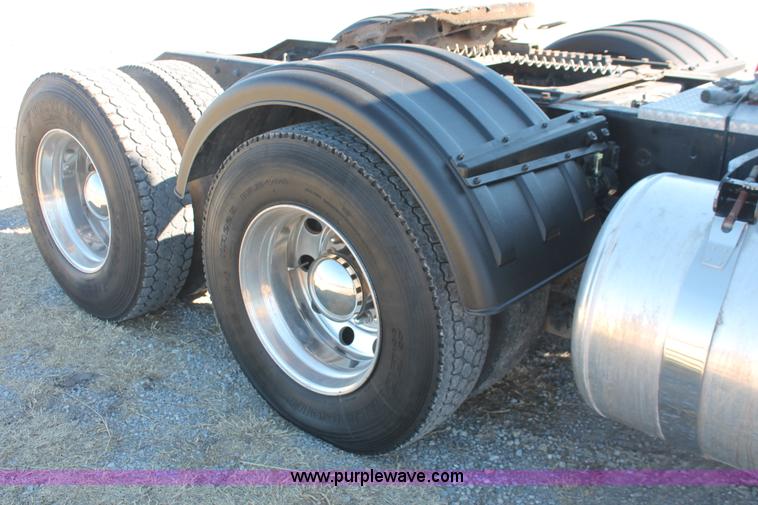 image for item H8277 2005 Peterbilt 379 semi truck
