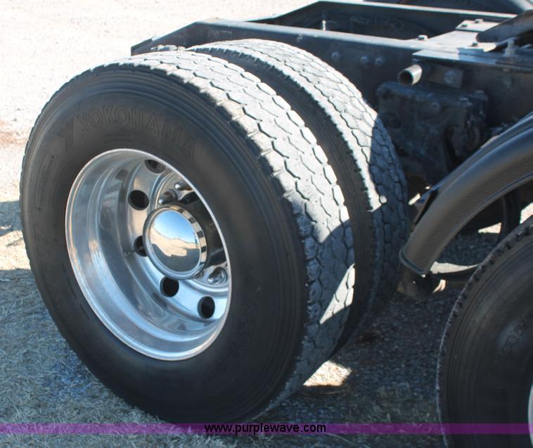 image for item H8277 2005 Peterbilt 379 semi truck