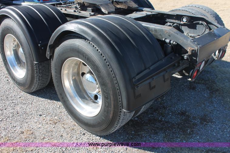 image for item H8277 2005 Peterbilt 379 semi truck